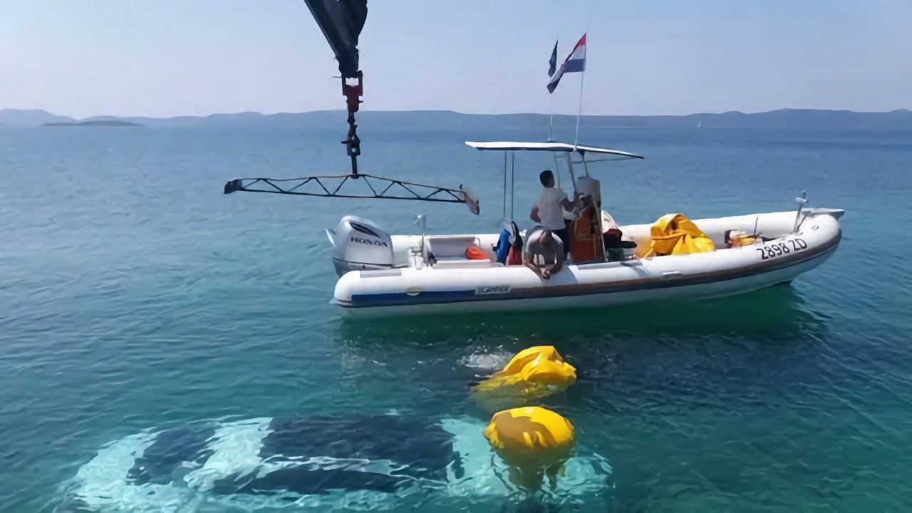 Hermetically sealed Mercedes floated before sinking at island Ugljan